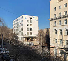 Продам 2-х комнатную квартиру в центре