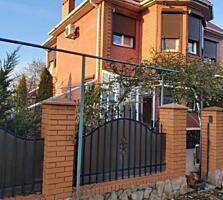 Продам дом в Великодолинском. 2х этажный, красный кирпич/натуральная .