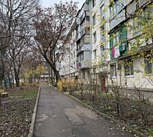 2-х комнатная в районе К. Казарм, 3/5 середина, под ремонт