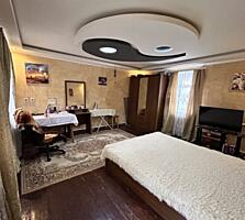 Часть дома. Возле магазина Манго.