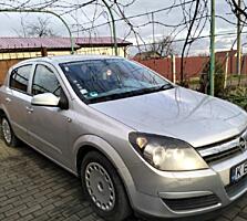 Opel Astra 2005 hatchback argintiu. 3500 euro.