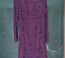 Два платья: кружевное цвета фуксии и черное (классика).