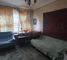 В продаже двухкомнатная квартира в центре Таирова на улице Королева. .