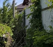 В продаже участок правильной формы с заездом для авто. На участке ...