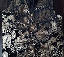 Жилетка с золотым рисунком в хорошем состоянии