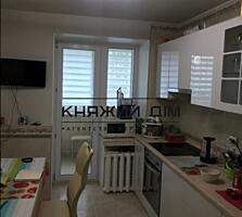 Продається простора трикімнатна квартира на вулиці Митрополита Андрея 