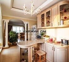 Продається 3-кімнатна квартира на вул. Срібнокільська, 12. У квартирі 