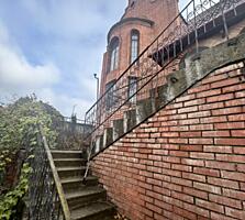 Дом три уровня. Нуждается в новых хозяевах