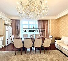 Продається простора 5 кімнатна квартира в історичному центрі міста, ..