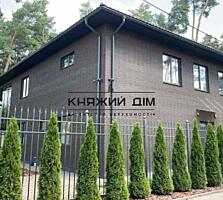 До продажу пропонується нове домоволодіння 2012 року із власним лісом 