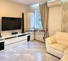 Уяви: літо, прохолодний ранок, ти п'єш каву у себе в саду, ...