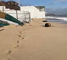 Первая линия моря Свой пляж .Небольшой дом старой постройки у моря 