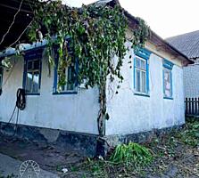 Півбудинку на Шевченка біля річки. Усі комунікації. 5 соток.