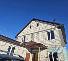 Село Усатово. Большой двухэтажный дом с землей.