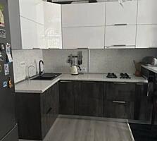 Предлагается к продаже просторная двухкомнатная квартира район Парка .