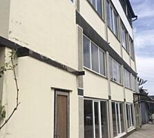 Предлагается просторный трехэтажный дом с цоколем, расположенный в ...