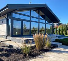 Вишуканий будинок поряд з озером. Котеджне містечко закритого типу. ..