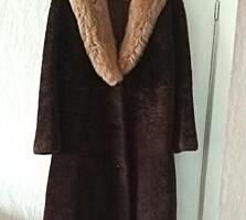 Шуба натуральная воротник лама 50-52 размер