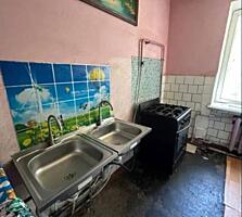 В продаже комната в коммунальной квартире.  Состояние жилое, остается 