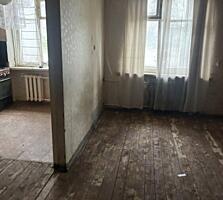 Продам трешку 1/4 под ремонт в центре Днестровска, в р-не Автостанции
