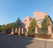 Предлагается к продаже трехэтажный дом на Жолио Кюри.  Построен из ...