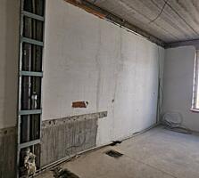 Просторная однокомнатная квартира площадью 55 м² расположена в уютном 