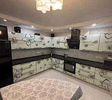 Продаётся трёхкомнатная квартира. Соломенский район, улица Эрнста, 8, 