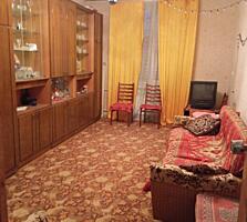 Продаю 2 - комнатную квартиру по ул. Титова 38, третий этаж