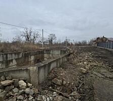 Продаётся участок с незавершенным строительством.