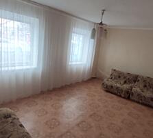 Большой дом в тихом районе.