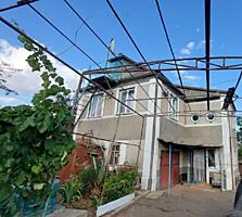 Продам двухэтажный дом в центре Александровки с видом на Аджалыкский .