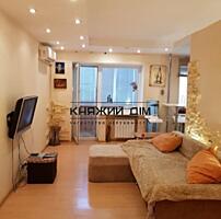 Продаж квартири по вул. Автозаводській 87А. Знаходиться на 4 поверсі .