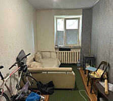 Продам недорого комнату в коммуне.