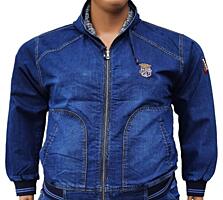 Джинсовая куртка с капюшоном.