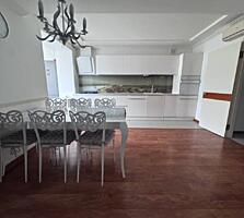 Предлагается к продаже трехкомнатный пентхаус, расположенный на 9 и10 