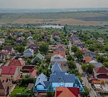 Casa + căsuța auxiliară în zona rezidențială. Codru.
