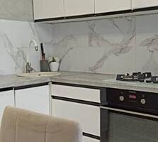 В продаже уютная и светлая двухкомнатная квартира в теплом кирпичном .