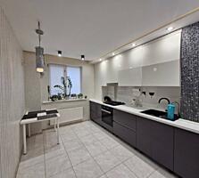 Предлагается к продаже двухкомнатная квартира на первом высоком этаже 