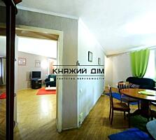 Продаж Трикімнатна квартира біля метро Тараса Шевченка, на вул. ...