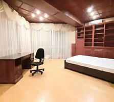 Продаётся четырёхкомнатная квартира. Печерский район, улица Лескова, .