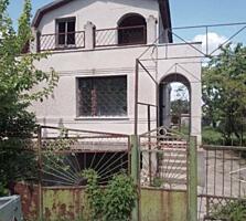 Продам 2-х этажный дом в Кошарах подземный гараж, отопление печное. ..