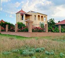 В продаже 2-этажный красивый дом с ремонтом в Кошарах с великолепным .