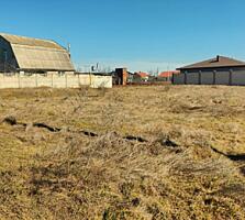 Участок в жилом районе. 10 соток. Из коммуникаций- вода. Рядом ...