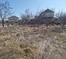 В продаже участок правильной формы. На участок заведена вода, газ и ..