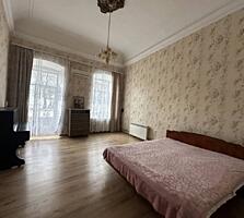 Предлагается к продаже светлая двухкомнатная квартира в самом центре .