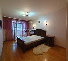 Продається простора та світла трикімнатна квартира на Позняках, вул. .