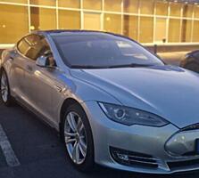 Tesla Model S 85 (2013) — Бесплатные путешествия и драйв!