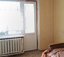 Центр комната в общежитии 13м² с балконом