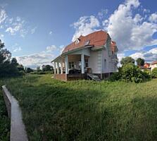 Продається будинок 300м2 з терассою і гостьовим будиночком з гаражем.