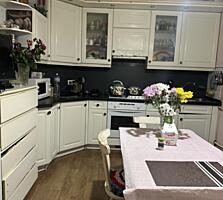 Продам трехкомнатную квартиру в центре города